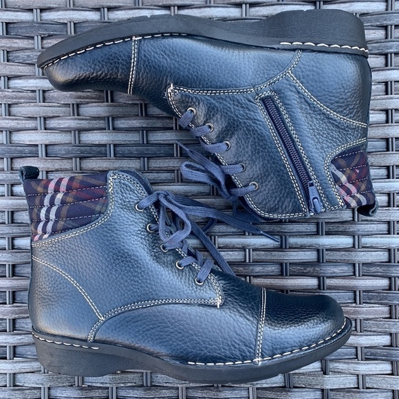 Clarks Navy Whistle Bea Leather Ankle Boot 8 1/2 to size 9 - Picture 5 of 14
